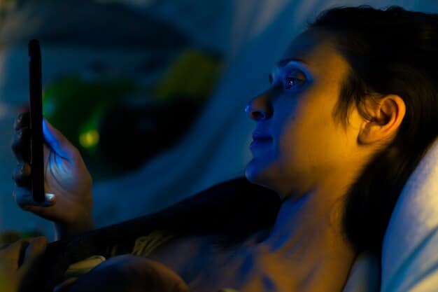 A woman using a phone at night, with a faint blue glow illuminating her face. Superimposed on the image are particles symbolizing blue light radiation and the protective barrier created by skincare products.